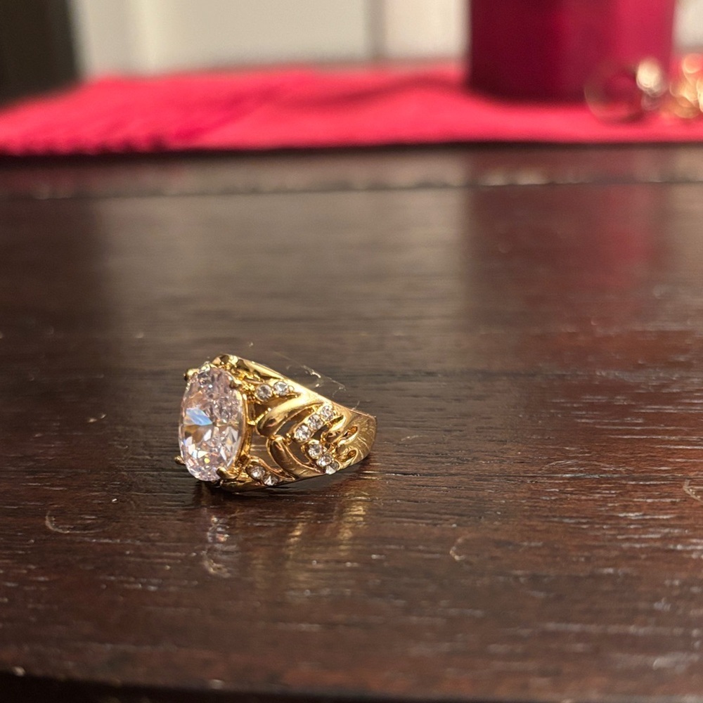 Elegant Gold Ring with Clear Gemstone